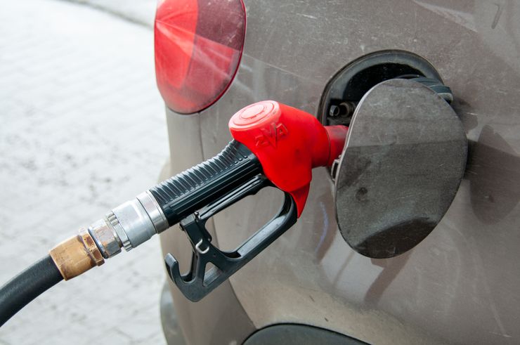 Чому заливати по 10 літрів у бак машини краще, ніж одразу повний