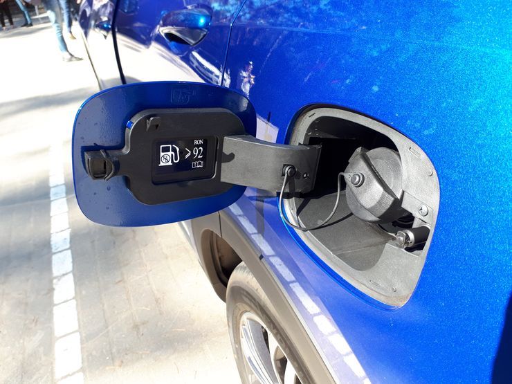 Чому заливати по 10 літрів у бак машини краще, ніж одразу повний