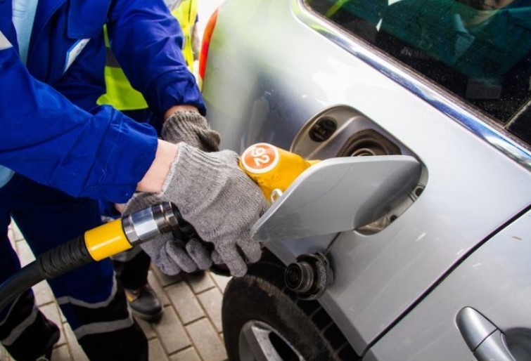 Чому заливати по 10 літрів у бак машини краще, ніж одразу повний