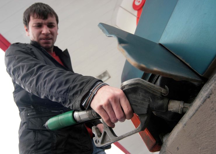 Чому заливати по 10 літрів у бак машини краще, ніж одразу повний